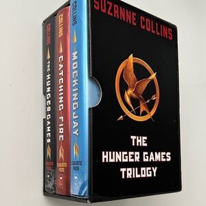 The Hunger Games Trilogy Box Set - Black & Blue